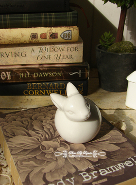 林间地中海风浮雕白瓷兔子摆件