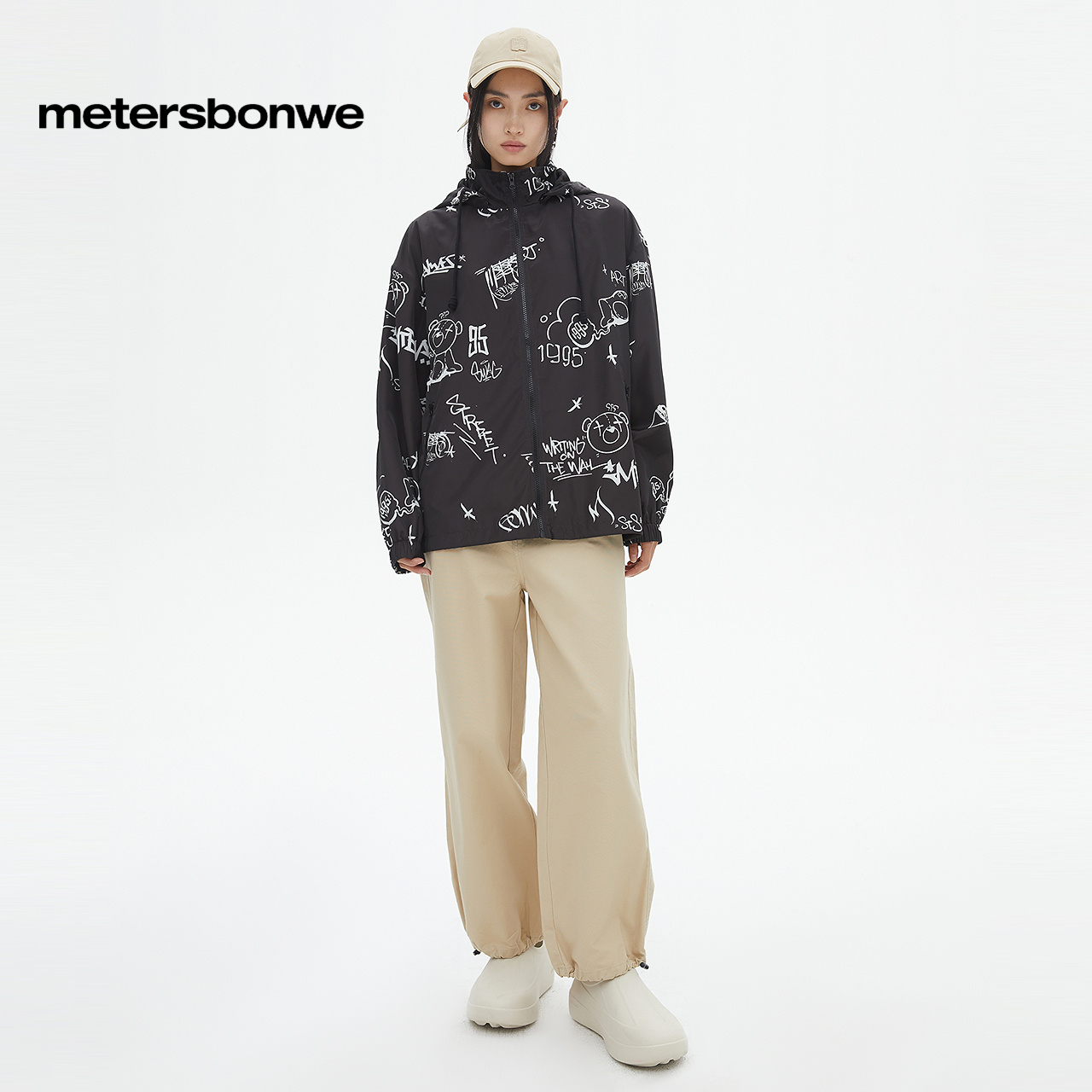 美特斯邦威时尚舒适夹克女春时尚宽松休闲印花潮流简约连帽外套