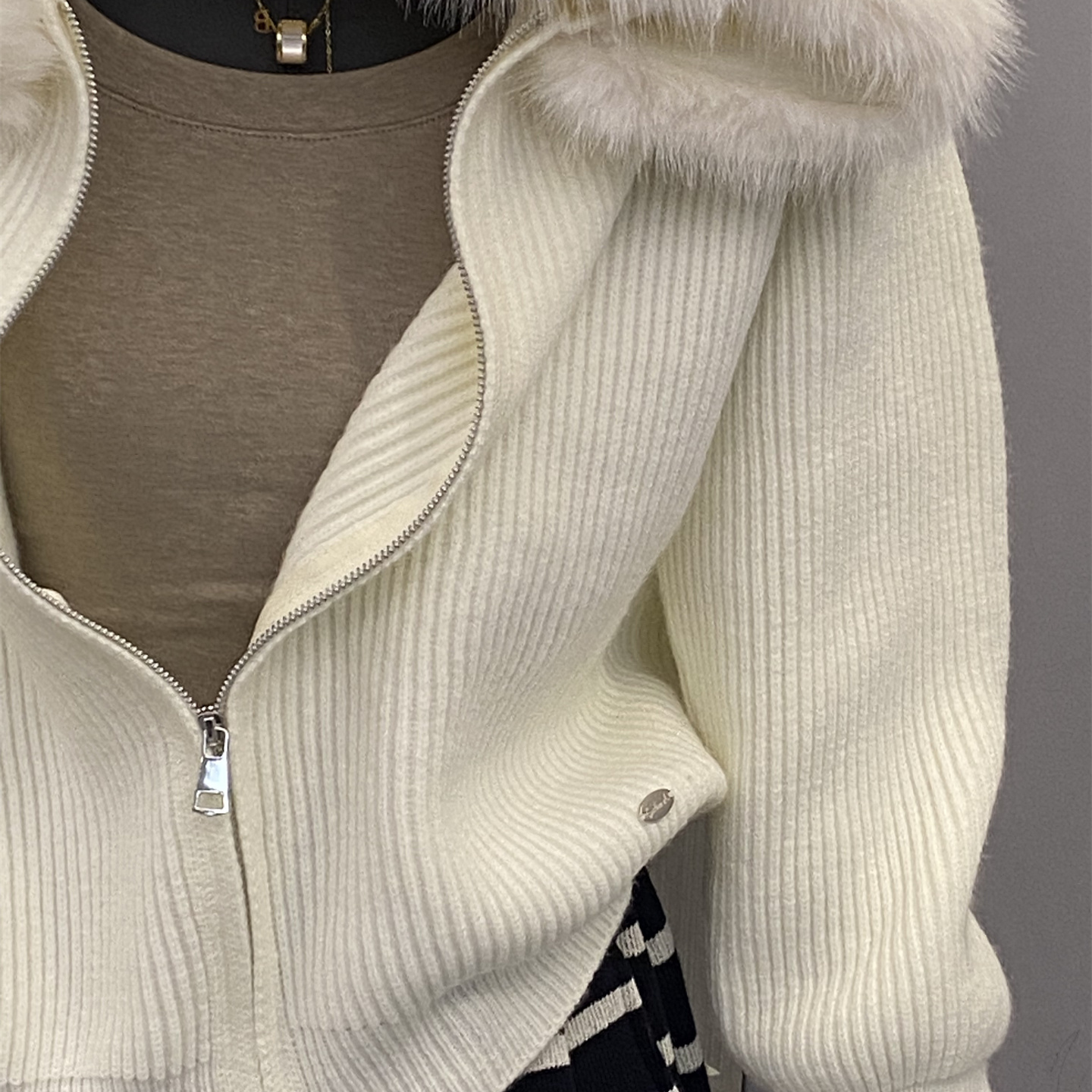 韩版新款慵懒风毛衣外套女大毛领连帽针织开衫氛围感轻奢拉链上衣 - 图1