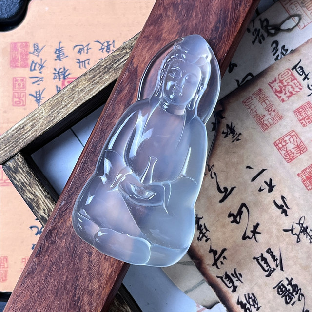 Xiu jade Guanyin pendant with natural fidelity and simple style