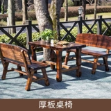 Балконный двор отдых с твердым деревянным столом и стулом.