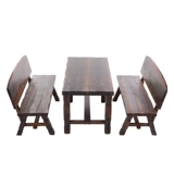 Балконный двор отдых с твердым деревянным столом и стулом.