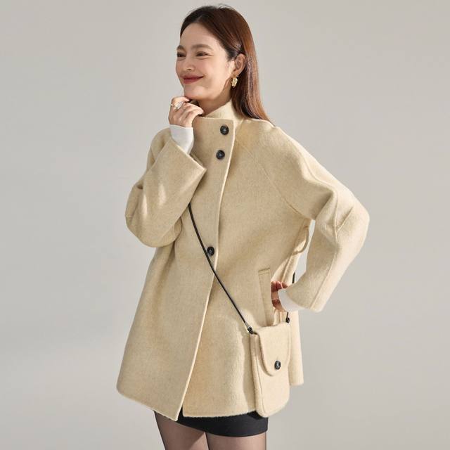 Design of a mid-length double-sided wool coat for taking off the bag