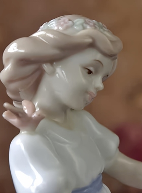 西班牙陶瓷少女手工花桌面摆件