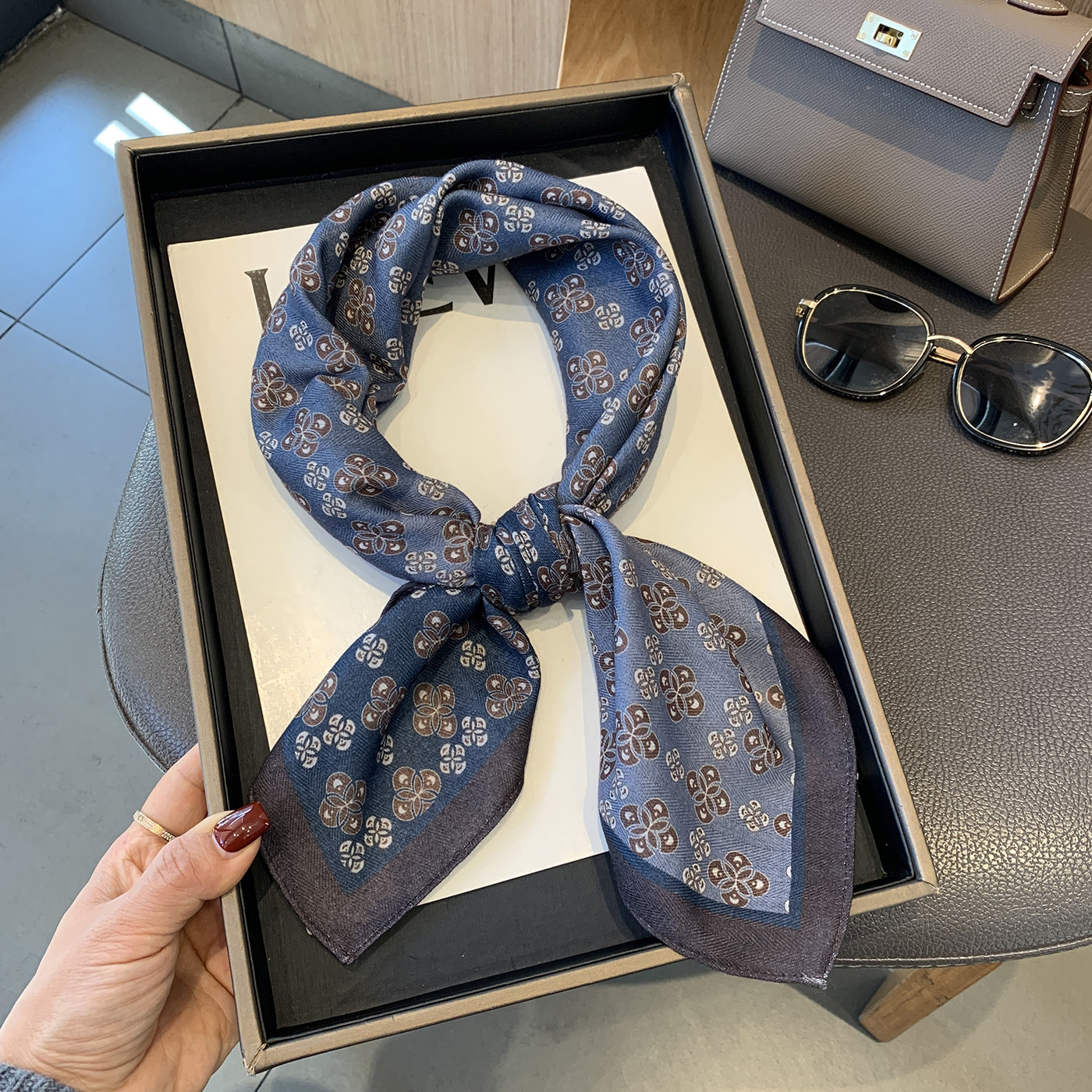 丝巾小方巾女复古双面印花丝绒棕色腰果花领巾搭西装ins头巾发带,淘宝优惠券,粉丝福利购,淘宝优惠卷