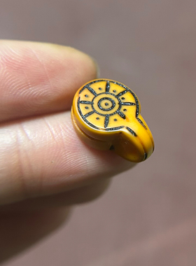 藏式风格老黄色料器手工雕刻咒点线条卡子吊坠侧挂藏传文玩配饰件