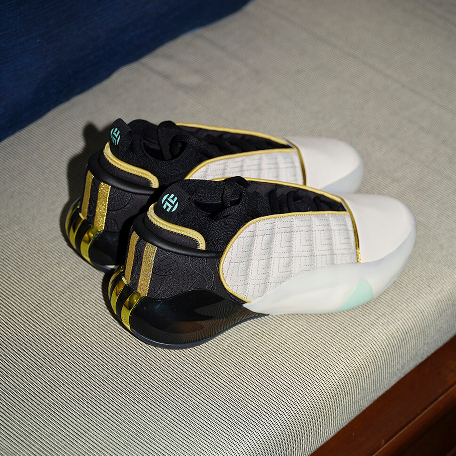 Adidas/阿迪达斯正品HARDEN VOLUME 7男士运动篮球鞋IH7516 - 图1