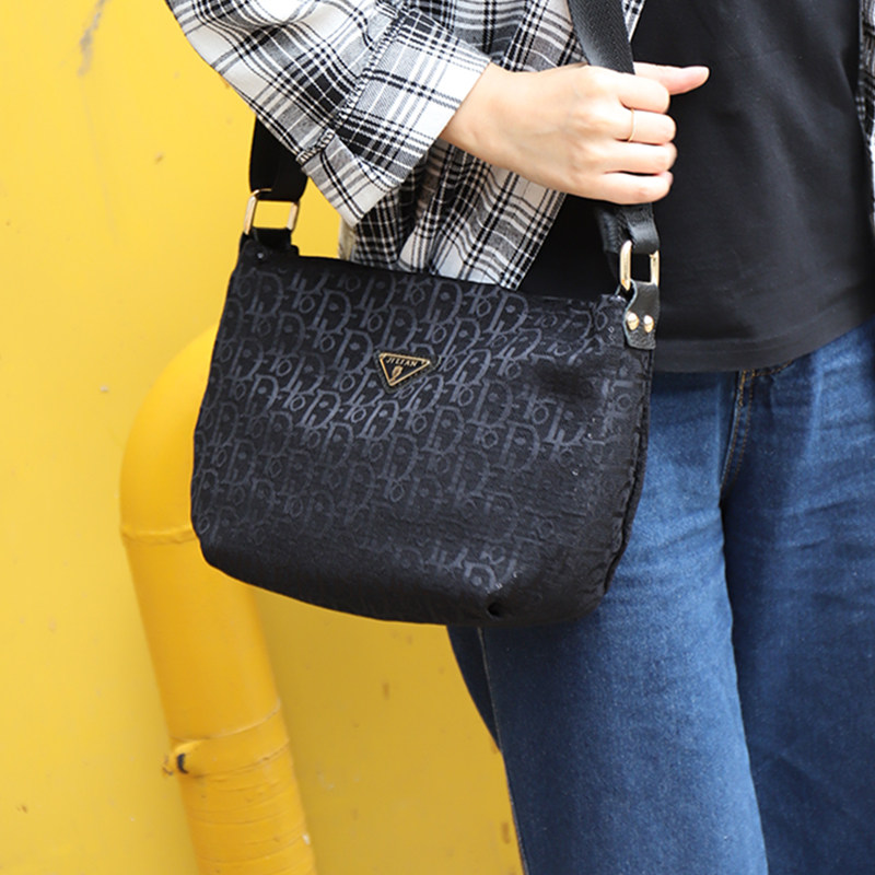 2026新款百搭斜挎包时尚轻奢设计感小众女包简约通勤字母单肩小包,淘宝优惠券,粉丝福利购,淘宝优惠卷