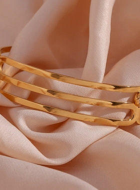 欧美时尚简约个性手镯 不锈钢镀18K金微镶三层切割开口镂空手环女