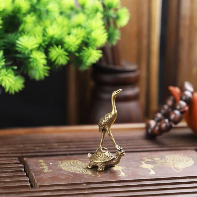 Antiques and miscellaneous solid brass dragons, turtles, cranes, tea pets, small ornaments, turtles and cranes to prolong life, antique bronze sculptures, old objects
