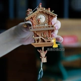 Выход Hallmark Santa Santa House House Цветочный сценарий гитары Слэш, кулонная коллекция