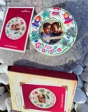 Выход Hallmark Santa Santa House House Цветочный сценарий гитары Слэш, кулонная коллекция