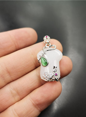 四海新疆衣食无忧彩银白玉吊坠