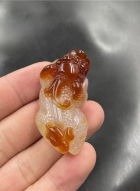 四海玛瑙貔貅吊坠黄色立体玉髓