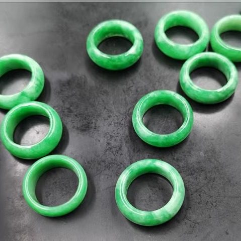 干青阳绿色翠玉戒指 男女款白底青翠绿色玉指环 戒圈 尾戒 跑环 - 图1