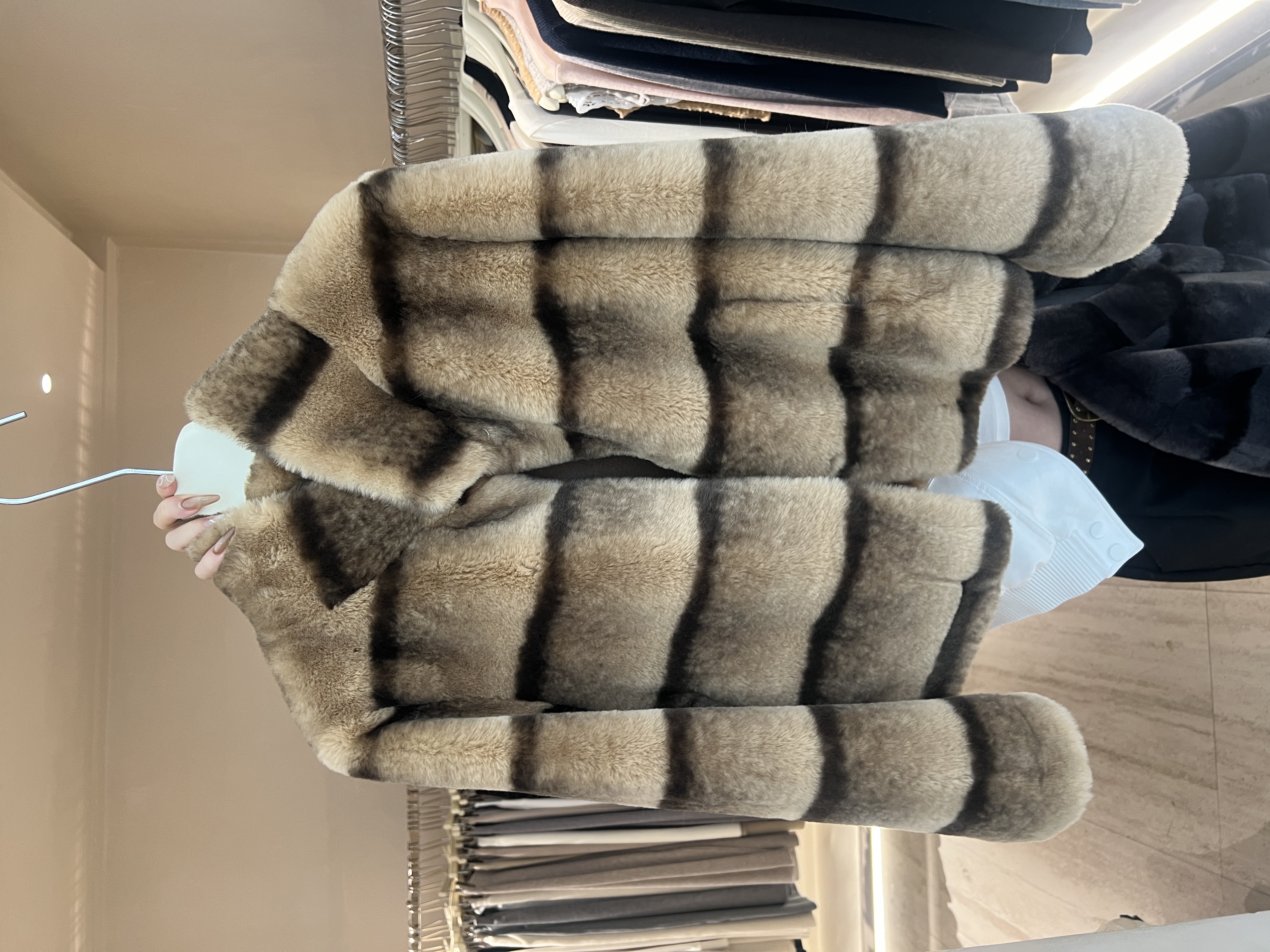 十三行韩仿皮草獭兔毛皮毛一体拼色横条纹短款外套女保暖立领上衣 - 图0