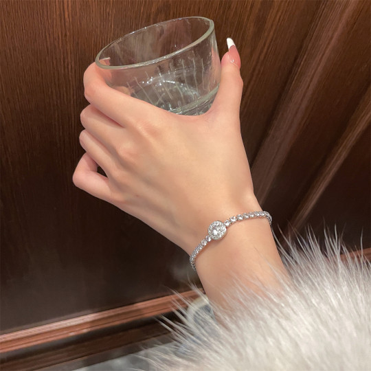 Блестящий и яркий квадратный браслет с бриллиантами для женщин, новинка 2025 года, высококачественный браслет, легкие роскошные аксессуары в холодном стиле, украшения для рук