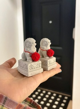 无聊在工位摆放小石狮子摆件解压