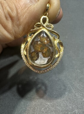 肯尼亚橄榄陨石sericho水滴吊坠s925银边框时尚大气摘星送礼