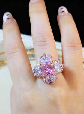 肥方粉四瓣花朵戒指奢华超闪