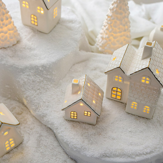 诺琪北欧创意陶瓷小房子发光雪房子场景布置桌面摆件圣诞树装饰品