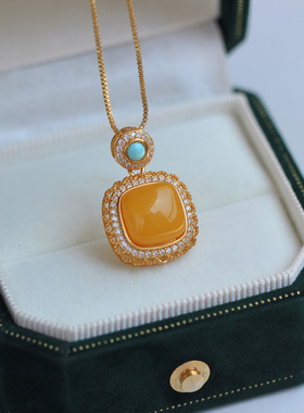 天然满蜜老蜡小方牌吊坠S925银镶嵌鸡油黄蜜蜡方糖吊坠简约项链