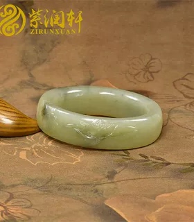 已结缘新疆和田玉籽料莲花手镯56MM青白青花方圆条肥厚玉镯收藏级