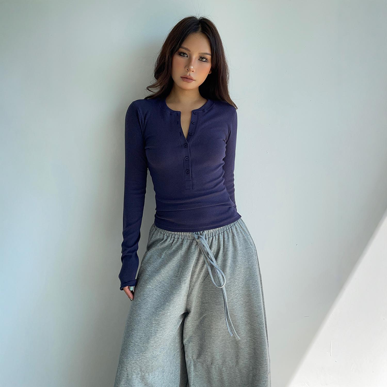 自制高级感纽扣t恤女独特半开领上衣秋季紧身辣妹正肩长袖打底衫 - 图1