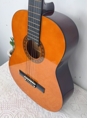 7080年代怀旧老式民谣乐器原木吉他复古场景收藏装饰老物件摆件