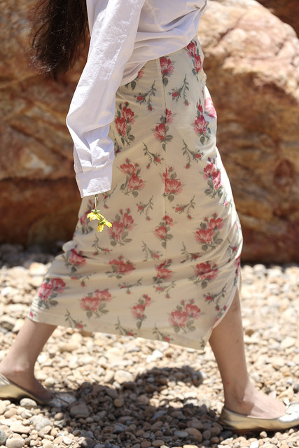 One-piece rose high-waisted skirt design