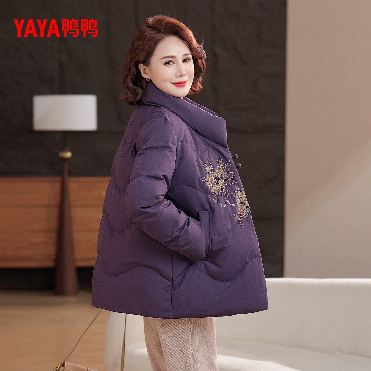 鸭鸭羽绒服女2025年冬季新款中老年短款立领保暖休闲妈妈装外套J