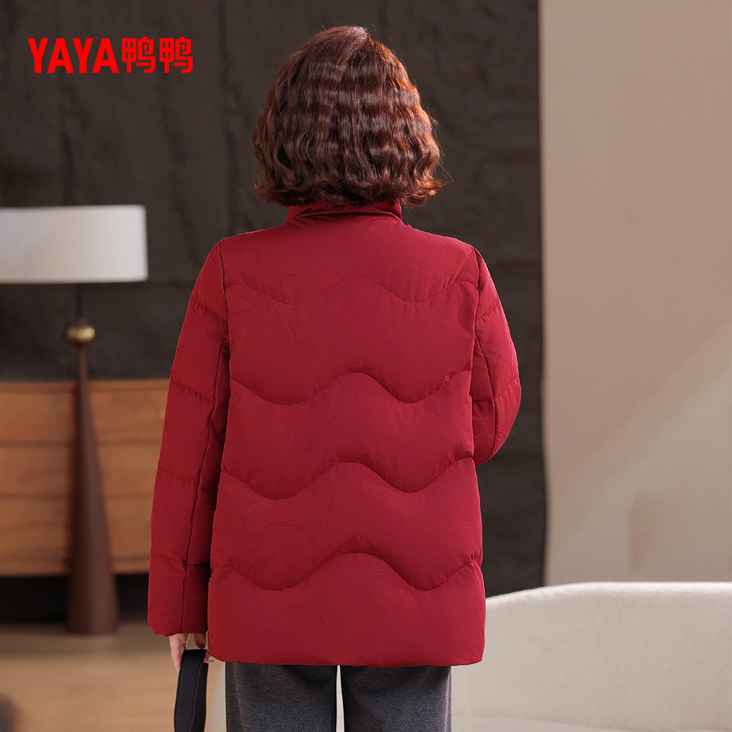 鸭鸭羽绒服女2025年冬季新款中老年短款立领保暖休闲妈妈装外套J