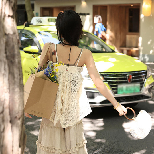 Blusa de encaje con hombros descubiertos y camisola de jacquard hueca