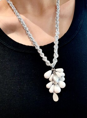 白色水滴串珠葡萄吊坠项链轻奢高级感葡萄串耳环编绳度假风毛衣链