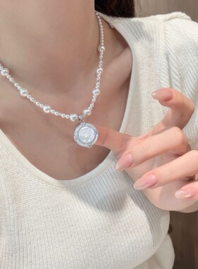 2026新款施家珍珠天然白贝母吊坠水冰月项链女个性仙女轻奢锁骨链