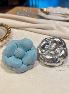 法式复古仿鹿皮蓝色山茶花胸针