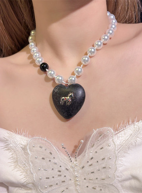 甜酷风黑色爱心小马珍珠项链女轻奢小众锁骨链个性配饰