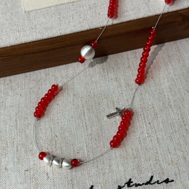 甜酷风血红串珠复古十字架拉丝金属球设计感高级搭配项链毛衣链