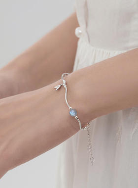 鱼尾手链小众设计感轻奢女夏月光石手串闺蜜手环2024年新款潮