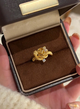 新中式本命年蛇年玫瑰灵蛇缠绕戒指小众时尚高级感镶钻玫瑰花女戒