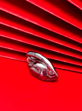 天然辰砂万山朱砂原矿雕刻件鹤头通透男女款