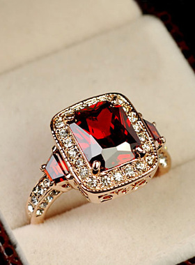 方形18K金宴会礼服祖母绿戒指