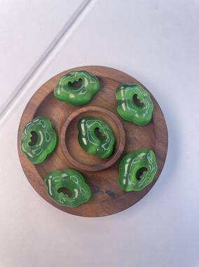 猫眼石祥云平安锁辣绿色吊坠