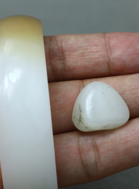 阿达西和田玉90.3g俄料脂白57.5mm手镯。