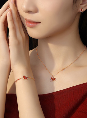 原创马上暴富手链女纯银新中式马年红绳手绳红玛瑙钱币独角兽手饰