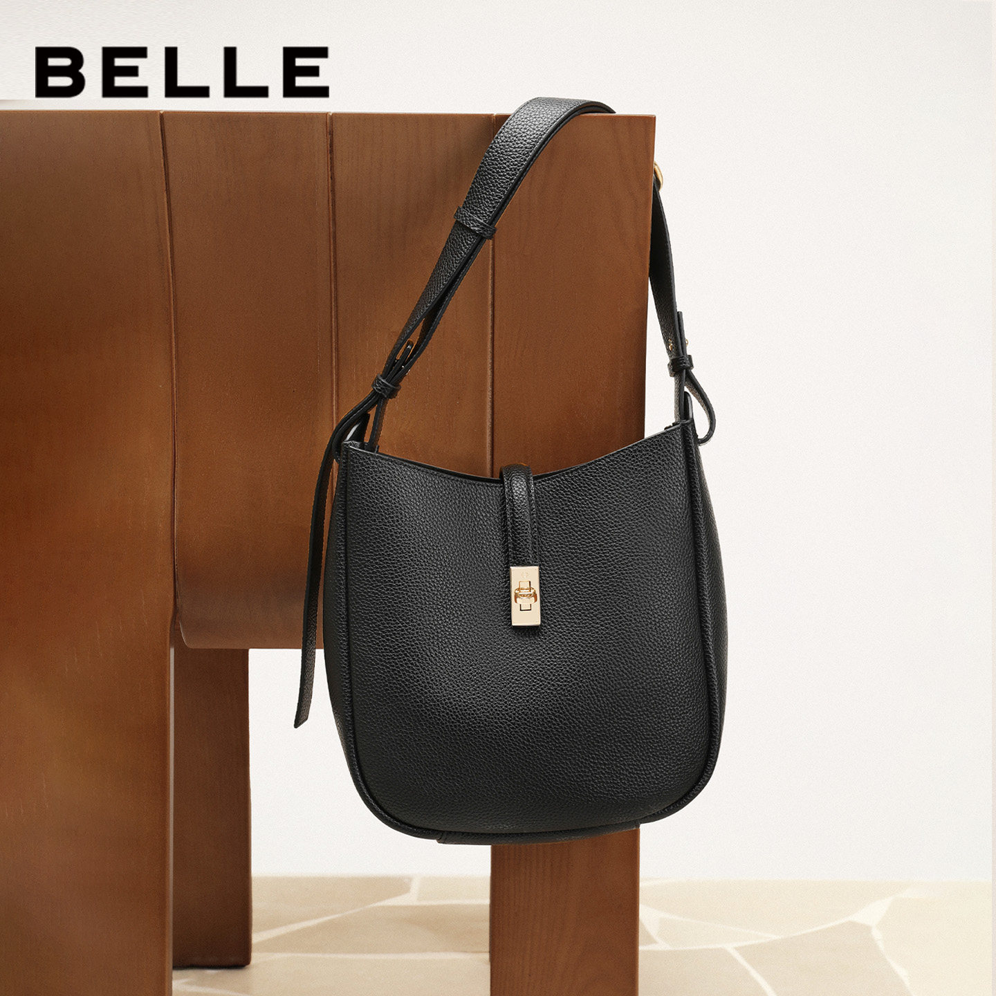 百丽包包女2025秋季新款简约质感百搭通勤单肩斜挎水桶包Y6082DX5,淘宝优惠券,粉丝福利购,淘宝优惠卷