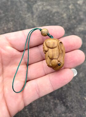 绿檀木雕卯兔随身挂件