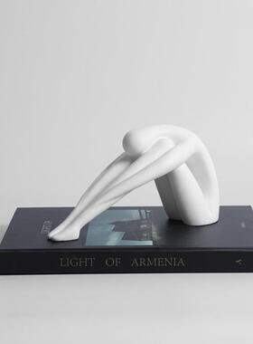 样板间简约白色抱膝人物抽象摆件人体艺术客厅卧室艺术装饰品