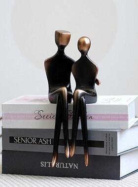 现代简约情侣人物艺术雕塑欧式家居书房柜边树脂工艺品坐桌边摆件