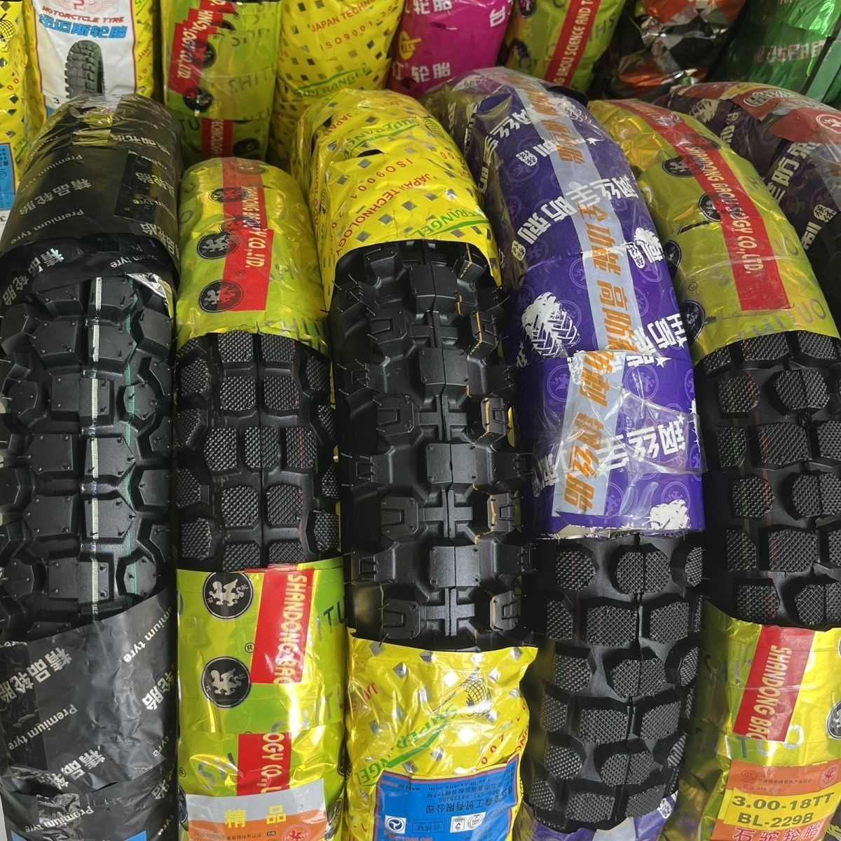 Motorcycle tire 3.00-18 ultra-high tooth steel wire tire 8-layer thickened anti-slip wear-resistant vacuum inner and outer tire
